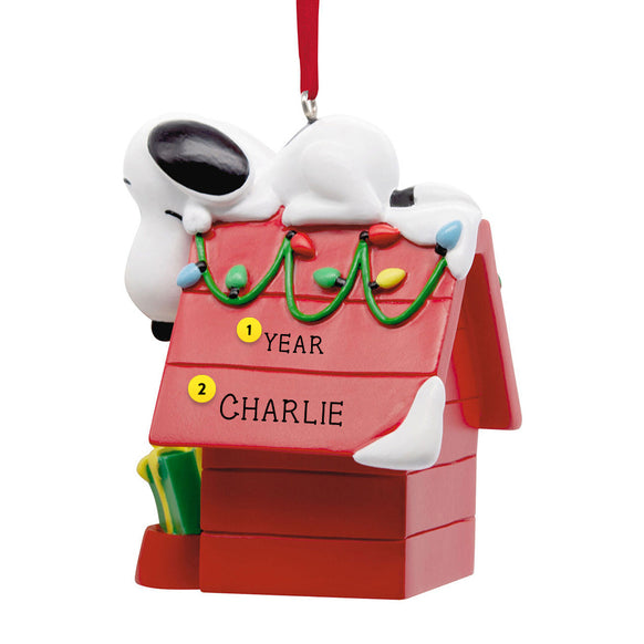 SNOOPY ON FESTIVE DOGHOUSE ORNAMENT (PEANUTS)